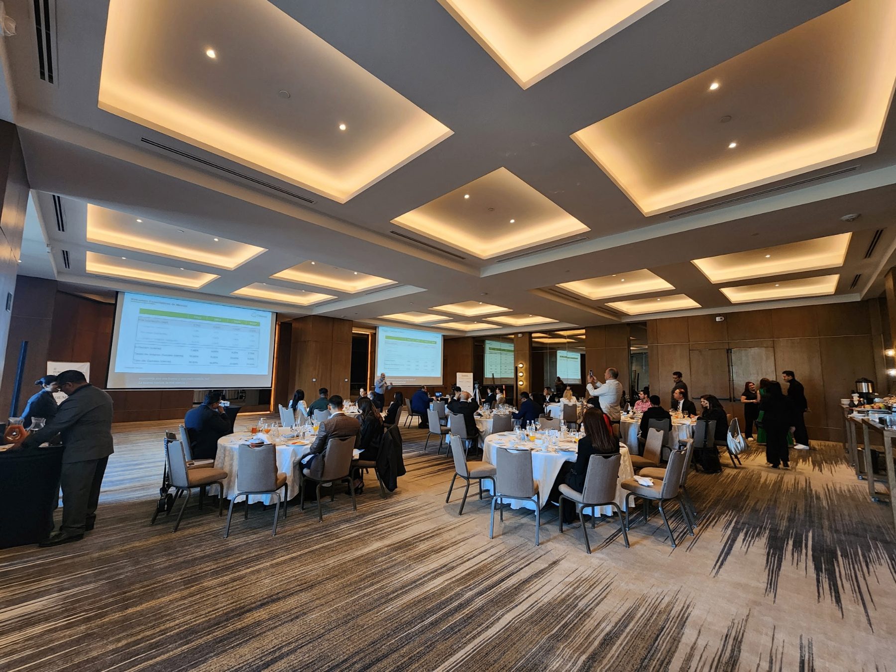 Foro económico con asistentes en salón
