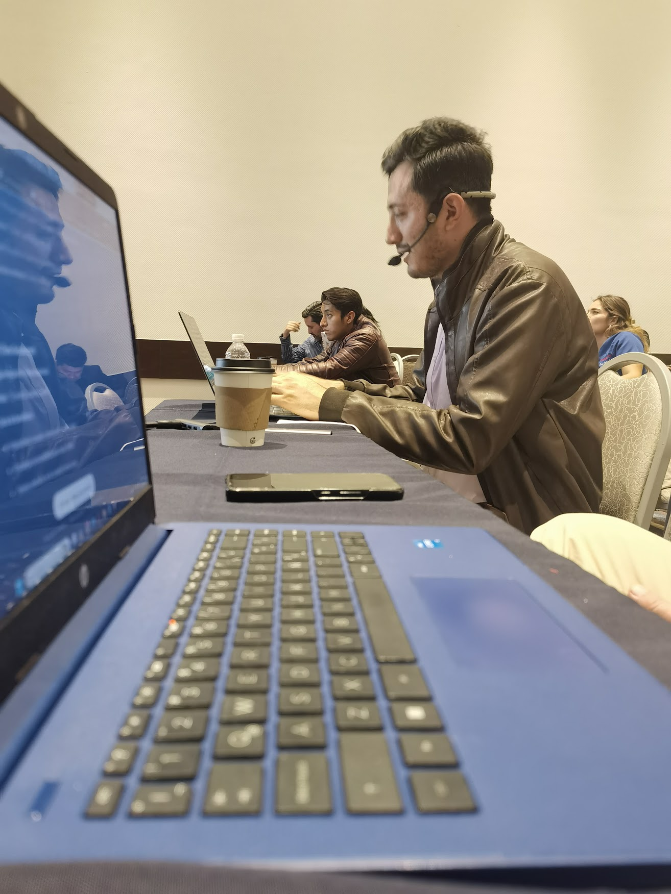 Alumno en clase con laptop