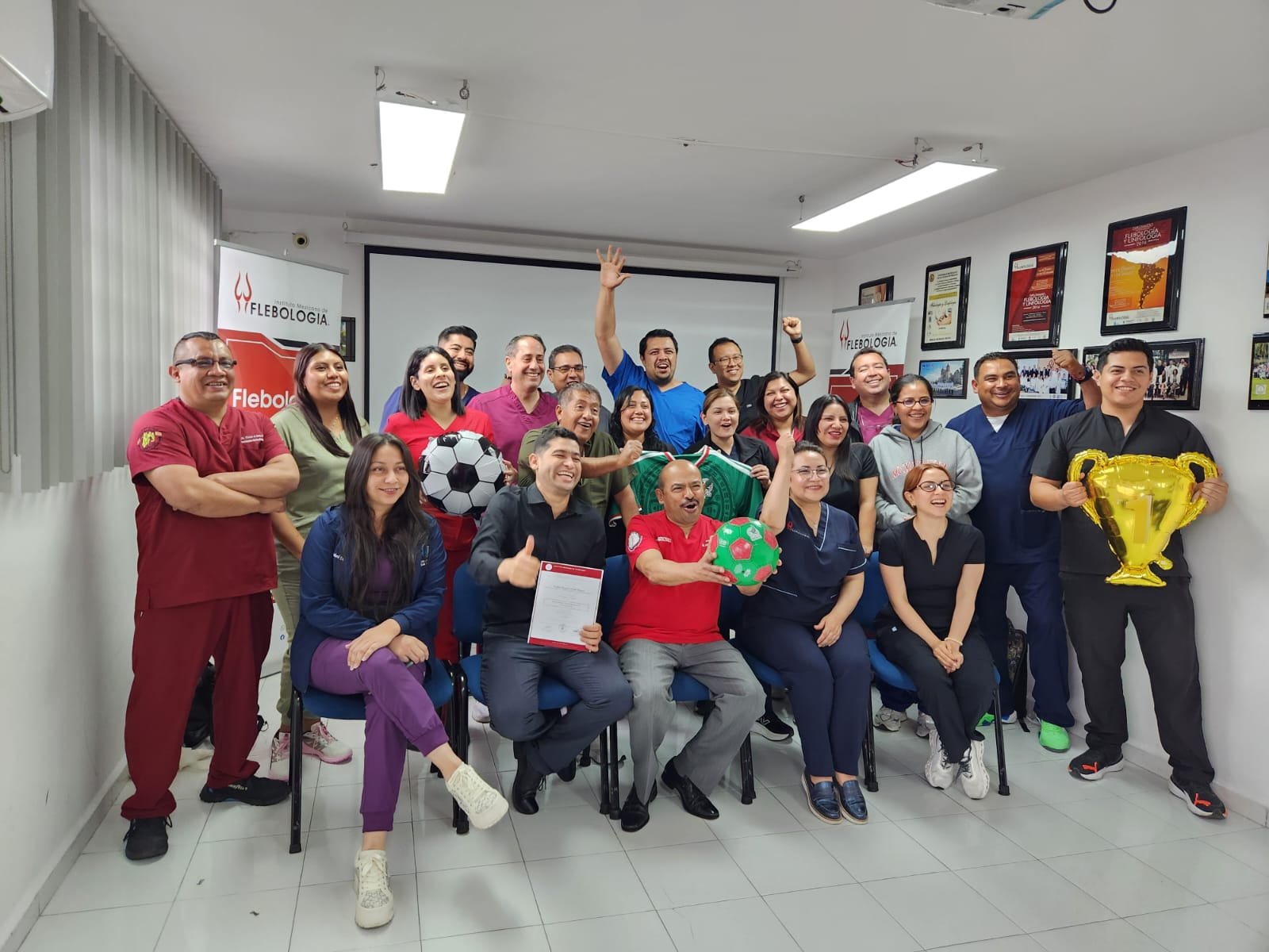 Equipo ASEINA celebrando juntos